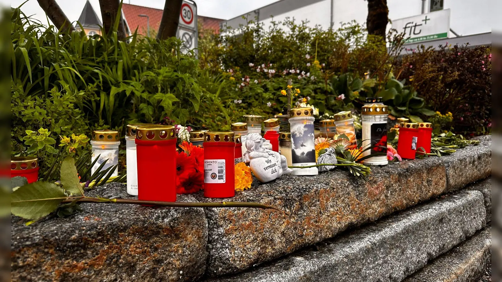 Blumen und Kerzen im Stadtzentrum von Immenstadt im Allgäu nach dem Tod eines Obdachlosen. (Foto: Lisa Hild/dpa)