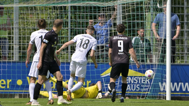 Endlich ist der Ball im Schweinfurter Tor: Kurz vor der Pause erzielte Riko Manz das 1:1. FC-Torwart: Nico Stephan ist geschlagen. (Foto: Martin Rügner)