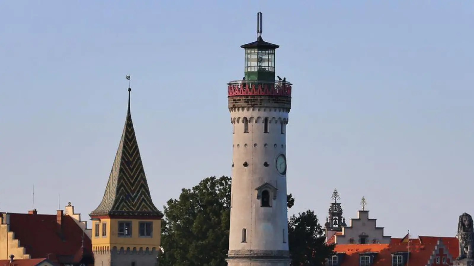 Lindaus Wahrzeichen: Der einzige Leuchtturm Bayerns ist wieder für Besichtigungen geöffnet. (Foto: Karl-Josef Hildenbrand/dpa)