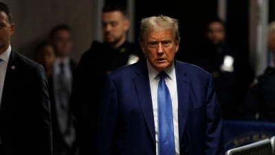 Der ehemalige US-Präsident Donald Trump auf dem Weg zu einem weiteren Gerichtsttermin in New York. (Foto: Sarah Yenesel/Pool EPA/AP/dpa)