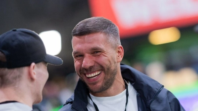 Podolski kritisiert die Verantwortlichen des 1. FC Köln nach dem Abstieg. (Foto: Rolf Vennenbernd/dpa)