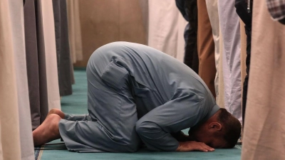 Moslems beten in der Moschee von Scheich Abdul Qadir Al-Kilani. (Foto: Ameer Al-Mohammedawi/dpa)