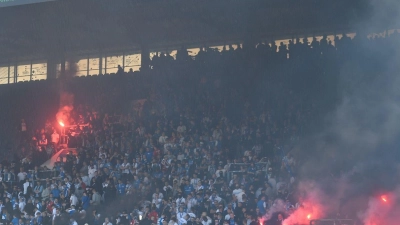 Schwarzer Rauch und Pyrotechnik ist auf der Südtribüne während des Spiels zu sehen. (Foto: Gregor Fischer/dpa)