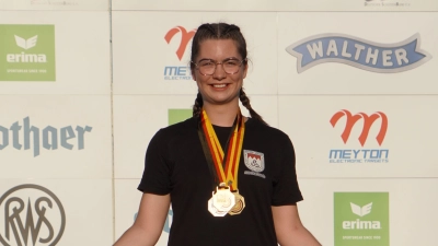 Alyssa Ott durfte sich am Dienstag gleich einen kompletten Medaillensatz umhängen. (Foto: Markus Retta)