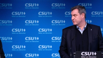 Markus Söder (CSU, r), Ministerpräsident von Bayern und Parteivorsitzender, und Manfred Weber, Vorsitzender der EVP Fraktion im Europaparlament, nehmen in der Parteizentrale nach einer Sitzung des CSU-Vorstands an einer Pressekonferenz teil. (Foto: Sven Hoppe/dpa)