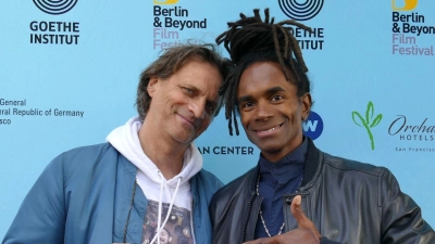 Regisseur Markus Goller (l) und Fabrice „Fab“ Morvan bei der Eröffnung des Filmfestivals „Berlin &amp; Beyond“ in San Francisco. (Foto: Barbara Munker/dpa)