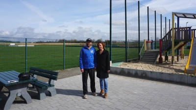 Rainer Wölzlein und Anja Eyrisch vom FV Fortuna Neuses wollen die leere Fläche vor dem Spielplatz in eine Begegnungsstätte verwandeln. (Foto: Andrea Walke)