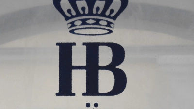 Das Logo des Wirtshaus Hofbräuhaus ist über den Eingang zu lesen. (Foto: Angelika Warmuth/dpa)