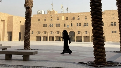 Eine verschleierte Frau in der saudischen Hauptstadt Riad. Saudi-Arabien - im WEF-Bericht über die Gleichstellung der Geschlechter auf einem der unteren Plätze - übernimmt den Vorsitz in der UN-Kommission zur Frauenförderung. (Foto: Johannes Sadek/dpa)