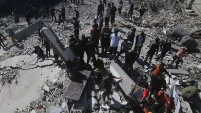 Palästinenser inspizieren die Überreste eines Wohnhauses in Rafah, das bei einem israelischen Angriff zerstört wurde. (Foto: Hatem Ali/AP/dpa)