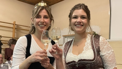 Die neue Ippesheimer Weinpriznessin Eva Hassold (links) stieß mit ihrer Vorgängerin Alisia Fragner auf die Amtsübergabe an. (Foto: Gerhard Krämer)
