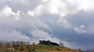 Dunkle Wolken ziehen über die Gegensteine im Harzvorland. (Foto: Matthias Bein/dpa)