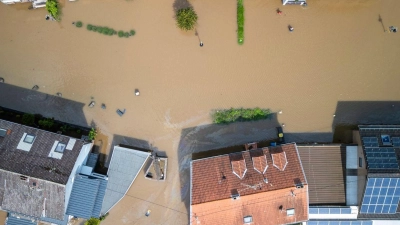Bewohner im überschwemmten Kleinblittersdorf im Saarland mussten von der Feuerwehr mit Booten aus ihren Häusern gerettet werden. (Foto: Andreas Arnold/dpa)