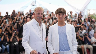 Schauspieler Kevin Costner (l) und sein Sohn Hayes bei den 77. Internationalen Filmfestspielen in Cannes. (Foto: Scott A Garfitt/Invision/AP/dpa)