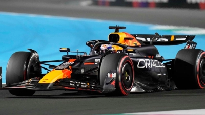 Max Verstappen startet in Saudi-Arabien von der Pole Position. (Foto: Darko Bandic/AP/dpa)