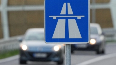 Ein blau-weisses Schild weist auf den Beginn der Autobahn hin. (Foto: Soeren Stache/dpa/Symbolbild)