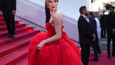 Vor acht Jahren wurde sie „Germany’s Next Topmodel“: Nun zeigt sich Kim Hnizdo in einem eleganten Ballkleid bei den Filmfestspielen in Cannes. Dort geht es für die 28-Jährige zur Premiere des Westerns „Horizon: An American Saga“ mit Kevin Costner. (Foto: Daniel Cole/Invision/AP)