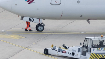 Symbolbild - Ein Flugzeug von Eurowings wird am Flughafen Köln/Bonn für den Start fertig gemacht. (Foto: Rolf Vennenbernd/dpa)