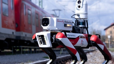 Der Roboter „Spot“ der Deutschen Bahn läuft bei einem Pressetermin zwischen abgestellten S-Bahnen entlang. (Foto: Sven Hoppe/dpa)