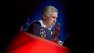 Trainer Carlo Ancelotti von Madrid auf dem Podium. (Foto: Sven Hoppe/dpa)