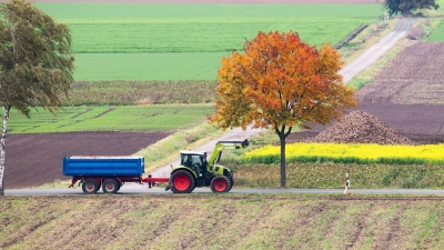 Es ist besondere Vorsicht geboten, wenn Traktoren während der Erntezeit auf Landstraßen unterwegs sind. (Foto: Julian Stratenschulte/dpa/dpa-tmn)