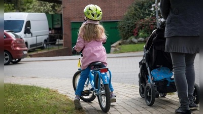 Kinder bis zum Alter von acht Jahren müssen mit dem Fahrrad auf dem Gehweg fahren - oder auf baulich von der Fahrbahn getrennten Radwegen. (Foto: Christin Klose/dpa-tmn/dpa)