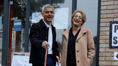 Londons Bürgermeister Sadiq Khan kommt mit seiner Frau Saadiya Ahmed und dem gemeinsamen Hund zur Stimmabgabe. (Foto: Kin Cheung/AP)