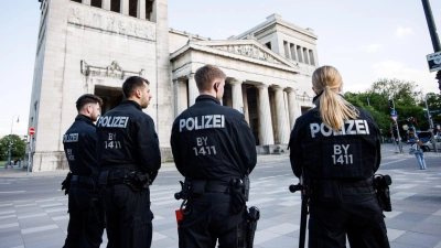 Einsatzkräfte der Polizei stehen auf dem Königsplatz. (Foto: Matthias Balk/dpa)
