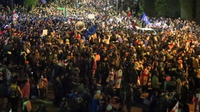 Tausende Menschen protestieren in der Hauptstadt Tiflis gegen das umstrittene Gesetz. (Foto: Zurab Tsertsvadze/AP/dpa)