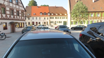 Die Hälfte der Autos auf diesem Archivfoto vom Heilsbronner Marktplatz parken im eingeschränkten Halteverbot. Die kommunale Verkehrsüberwachung soll die Parkmoral verbessern. (Foto: Eckard Dürr)