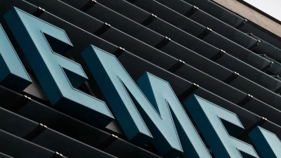 Der Schriftzug „Siemens“ ist an der Zentrale des Konzerns zu sehen. (Foto: Karl-Josef Hildenbrand/dpa)