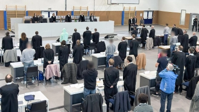 Der Prozess wegen Geldautomaten-Sprengungen findet in einer zum Verhandlungssaal umfunktionierten Sporthalle in Bamberg statt. (Foto: Daniel Löb/dpa)
