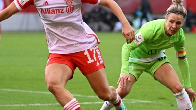 Bayerns Klara Bühl (l) kämpft mit Wolfsburgs Svenja Huth um den Ball. (Foto: Angelika Warmuth/dpa)