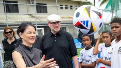 Außenministerin Annalena Baerbock trifft Fußballspieler und Fußballspielerinnen in Fidschi. (Foto: Sina Schuldt/dpa)