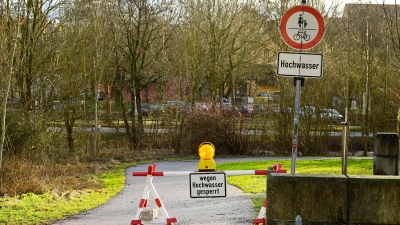 Mit Schildern hat die Stadt Ansbach am Donnerstagnachmittag den Rezatparkplatz gesperrt. (Foto: Jim Albright)