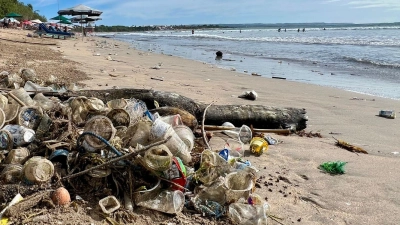 Müll liegt am Strand von Kuta. (Foto: Carola Frentzen/dpa)
