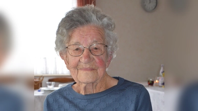 Bei guter Gesundheit und fröhlich feierte Emma Bauer in Geilsheim ihren 100. Geburtstag. (Foto: Peter Tippl)