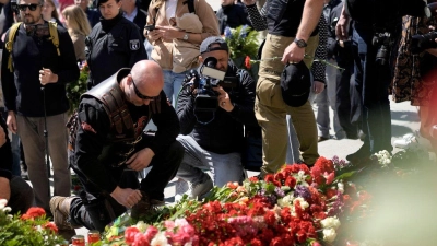 Mitglieder der russisch-nationalistischen Rockergruppe „Nachtwölfe“ legen 9. Mai 2023 Blumen am Sowjetischen Ehrenmal im Tiergarten in Berlin nieder. (Foto: Markus Schreiber/AP/dpa)