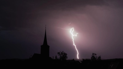 Blitze entladen sich aus einer Gewitterwolke. (Foto: Nicolas Armer/dpa/Symbolbild)