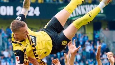 Dortmunds Marco Reus wird nach dem Spiel von seinen Mitspielern gefeiert. (Foto: Bernd Thissen/dpa)