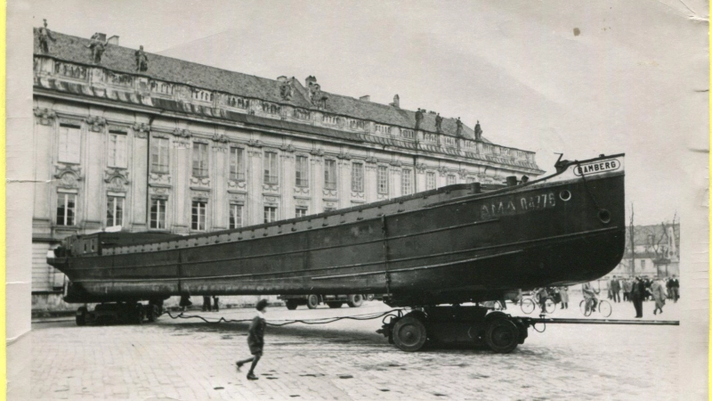 Ein Frachter ist in den 1950er Jahren auf dem Ansbacher Schlossplatz gestrandet. (Foto: Martin Schuster)