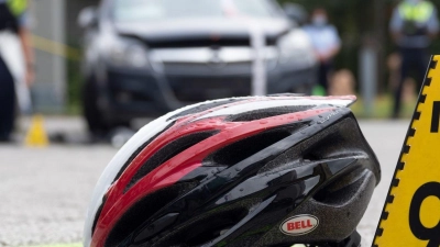 Spurensuche: Ein Verkehrsunfall zwischen Auto und Fahrrad ist leider Alltag - doch wie viel Haftung kann ein 12-Jähriger tragen müssen? (Foto: Federico Gambarini/dpa)