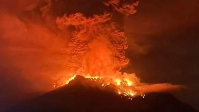Der 725 Meter hohe Feuerberg Ruang im Sangihe-Archipel nördlich der Insel Sulawesi schleuderte eine 2000 Meter hohe Säule aus Asche, Rauch und Gestein in den Himmel, wie die nationale Agentur für Geologie berichtete. (Foto: Uncredited/BPBD Sitaro/AP/dpa)