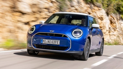 Der neue Mini Cooper, hier in Blazing Blue, sieht dem Original sehr ähnlich, ist aber nicht nur als Benziner zu haben, sondern auch als Elektro-Version. (Foto: Bernhard Filser/BMW Group/dpa)