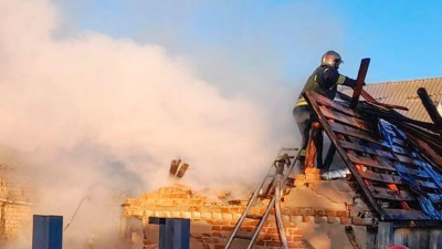Rettungskräfte sind nach einem russischen Raketenangriff in der Region Kiew an einem beschädigten Gebäude im Einsatz. (Foto: Uncredited/Ukrainian Emergency Service/AP)