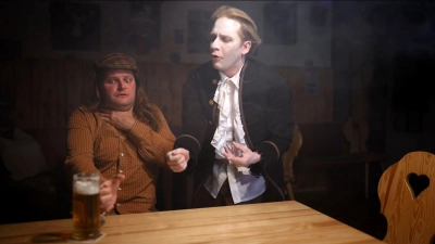 Nicht Blut, Bier braucht dieser Vampir: eine Szene mit Simon Fleischhacker (links) und Christoph Kilgenstein als Vampir Biergula (Foto: Stefan Groß)