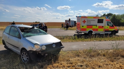Totalschaden hat dieser Kleinwagen nach einem Unfall am Mittwochnachmittag um kurz nach 16 Uhr zwischen Ergersheim und Wiebelsheim. Die 44-jährige Fahrerin wurde schwer verletzt. Weitere Beteiligte an dem Unfall gibt es nicht. (Foto: Nina Daebel)