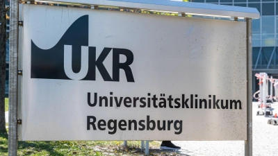 „Universitätsklinikum Regensburg“ steht auf einem Schild vor der Klinik. (Foto: Armin Weigel/dpa)