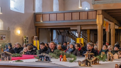 Die Johanniskirche war bei der Eröffnung der Ausstellung gut gefüllt. Im Rahmen der Schau sind auch unterschiedliche Krippen zu sehen, die die Bandbreite der Darstellungen der Weihnachtsgeschichte zeigen. (Foto: Günter Schmidt)