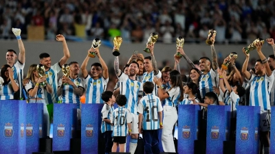 Die argentinische Nationalspieler mit Kopien der Weltmeister-Trophäe während einer Feier für die einheimischen Fans. (Foto: Natacha Pisarenko/AP/dpa)